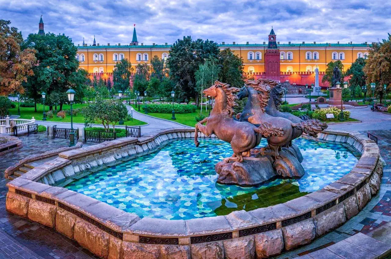 Jardim Alexandre, um dos primeiros parques públicos de Moscou, ao lado do Kremlin.