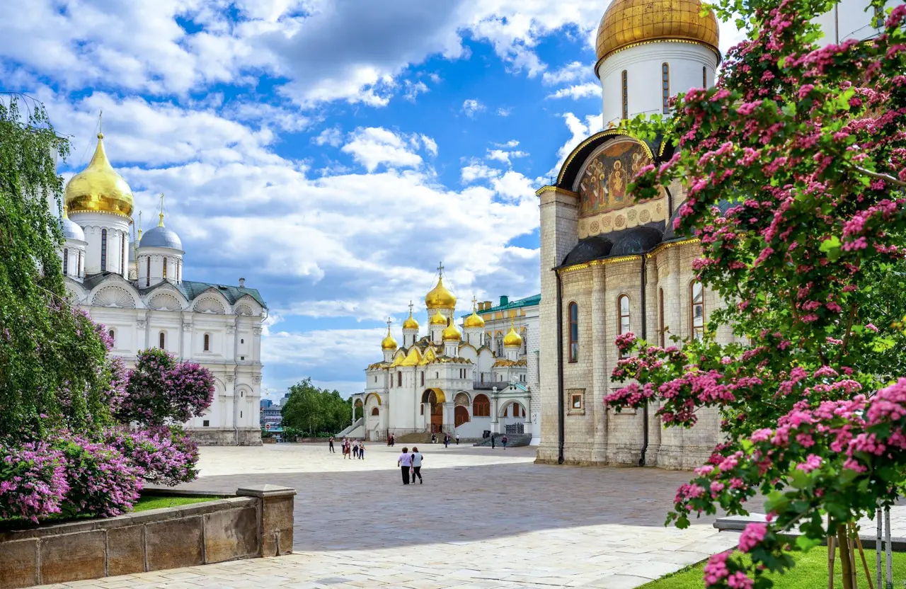 Conjunto arquitetônico da Praça das Catedrais do Kremlin de Moscou. A principal praça do Kremlin, onde se concentram antigas catedrais e palácios que formam um conjunto único da arquitetura russa.