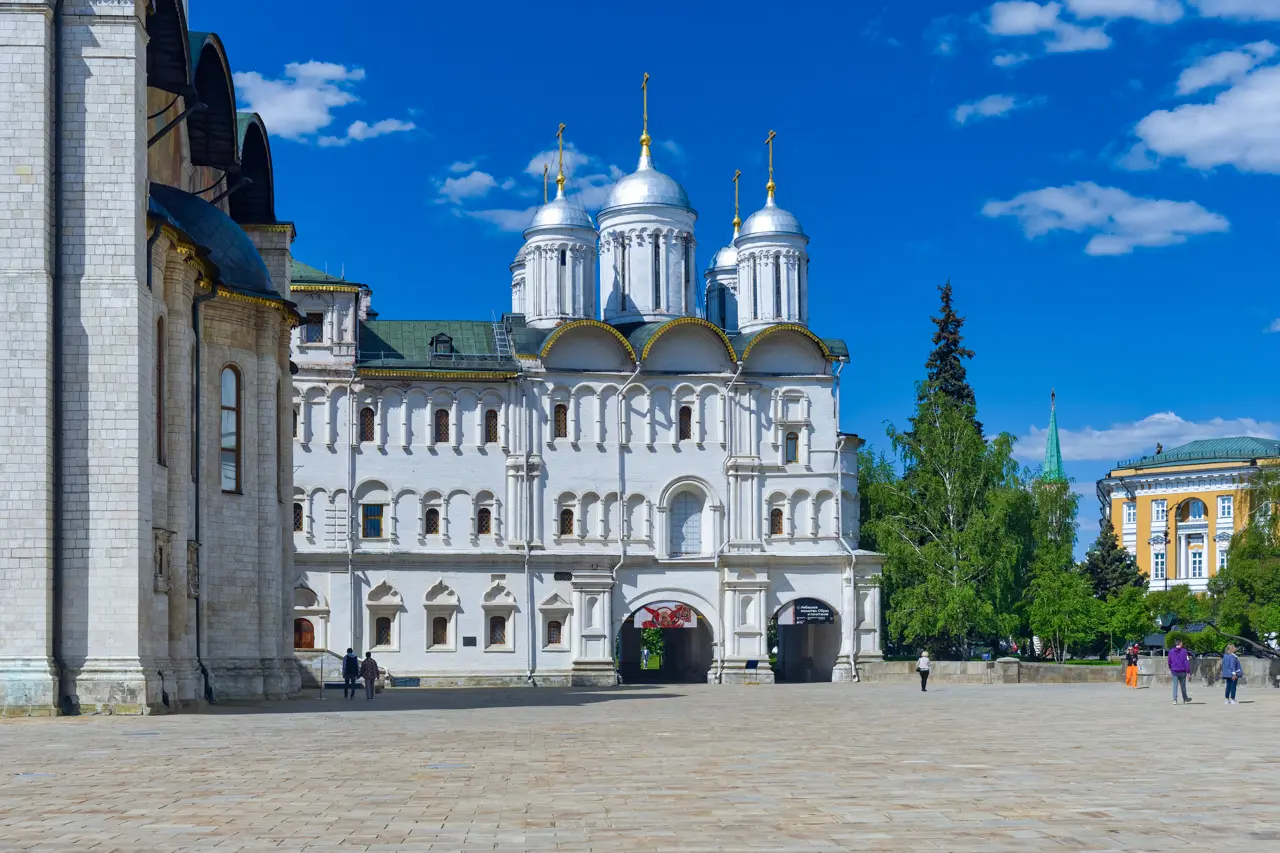 Câmaras Patriarcais com a Igreja dos Doze Apóstolos. A residência dos patriarcas da Igreja Ortodoxa Russa no século XVII, unida a um templo dedicado aos Doze Apóstolos.