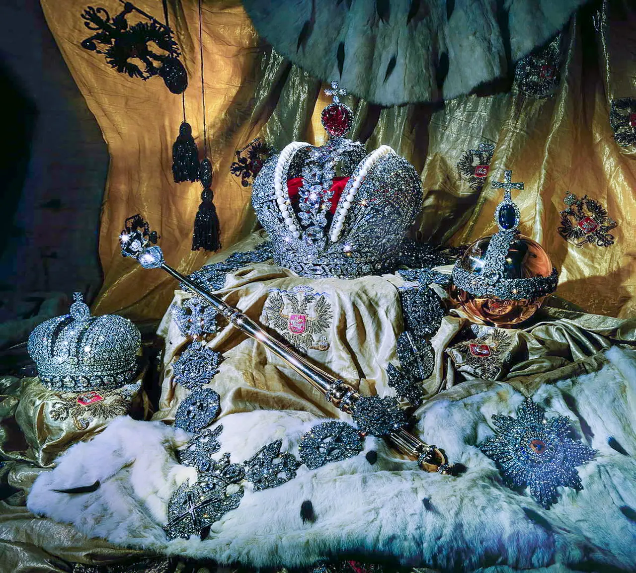 Fundo de Diamantes da Rússia. Uma coleção única de joias e relíquias que refletem a riqueza e a história do Estado russo.