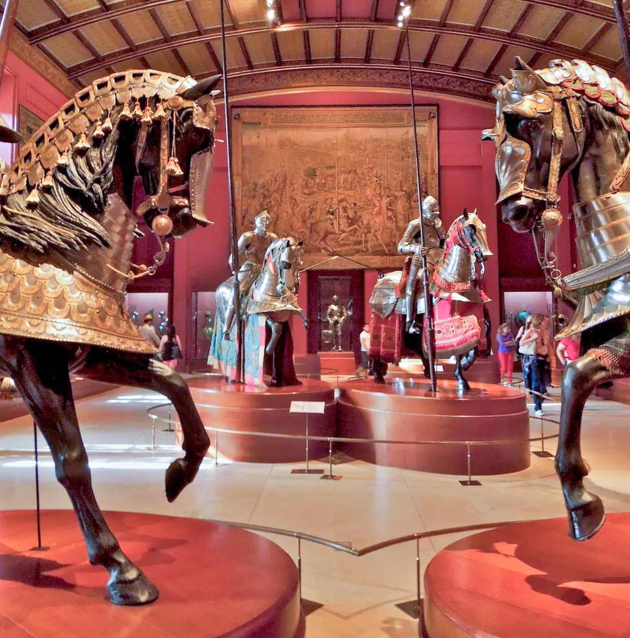 Arsenal do Kremlin de Moscou — Oruzheynaya Palata. O museu mais antigo da Rússia, que guarda os tesouros do poder czarista, armas, joias e regalias.