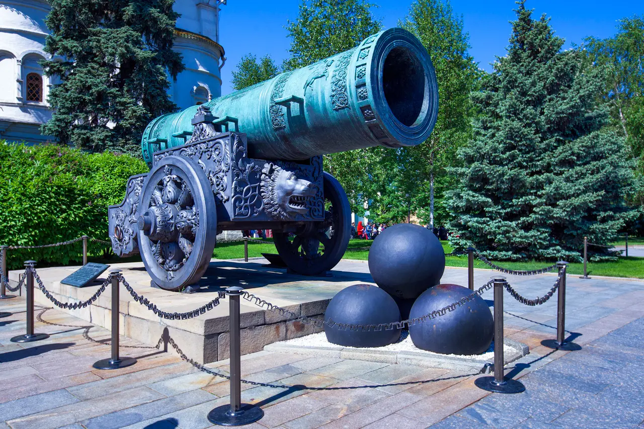 Tsar Pushka — o Czar Canhão. Uma peça de artilharia gigantesca do século XVI, que se tornou símbolo do poder e da maestria dos armeiros russos.