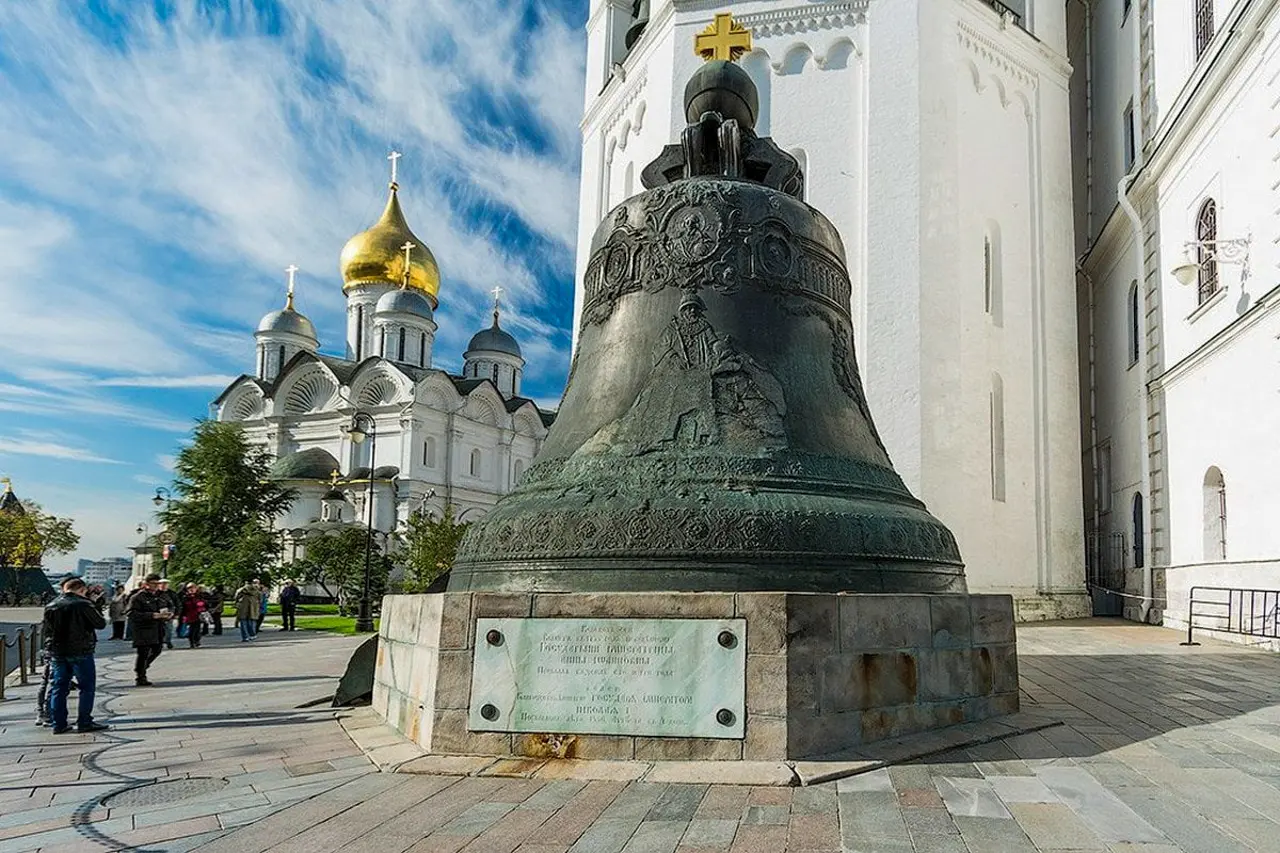 Tsar Kolokol — o Czar Sino. O maior sino do mundo, símbolo da grandiosidade dos projetos e da maestria dos fundidores russos.