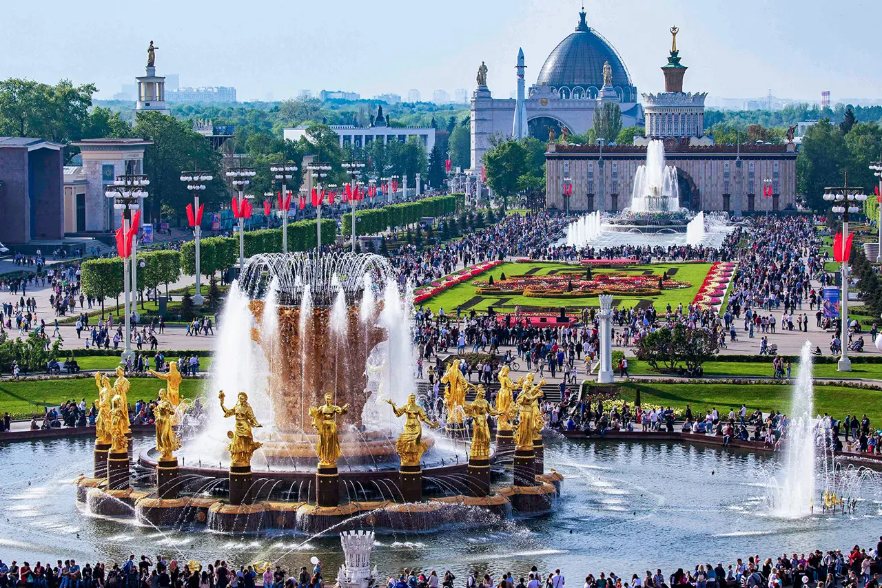 Centro de Exposições de Toda a Rússia – VDNKh. Um imenso complexo de exposições no norte de Moscou que combina o legado soviético, pavilhões modernos e a atmosfera de um grande parque cultural.