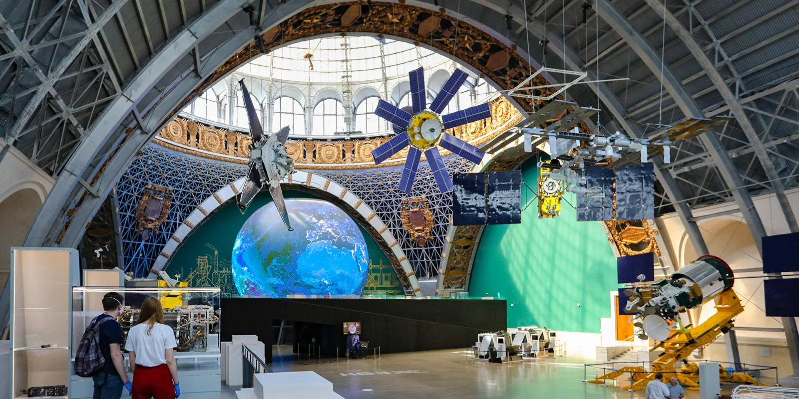 Pavilhão “Cosmos” — Centro de Cosmonáutica e Aviação no VDNKh. O principal pavilhão com cúpula do VDNKh, dedicado às conquistas na área da cosmonáutica e da aviação, com exposições que revelam o progresso tecnológico do país.
