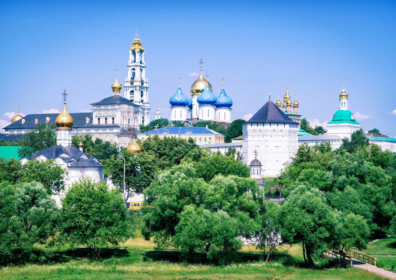 Lavra da Trindade-São Sérgio. O principal mosteiro ortodoxo da Rússia, fundado no século XIV por São Sérgio de Radonej, considerado o protetor espiritual do país.