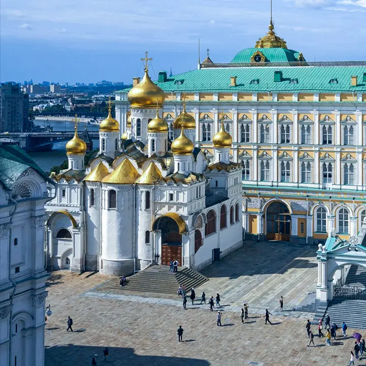 Catedral da Anunciação da Virgem Maria. Igreja particular dos grão-príncipes e czares, localizada na Praça das Catedrais do Kremlin, que servia como espaço de oração e celebrações familiares da corte.