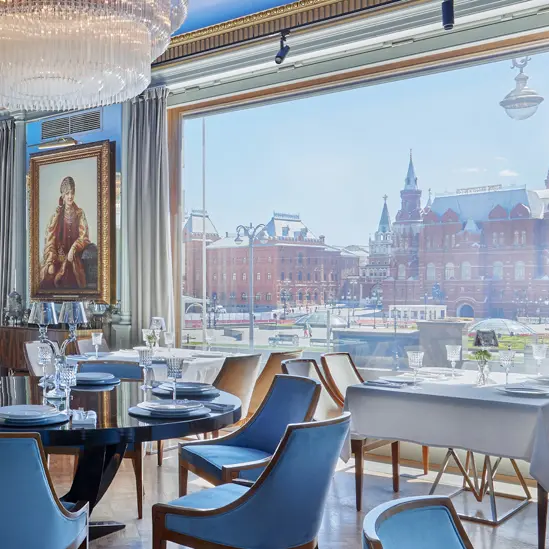 Interior do Restaurante Beluga, que combina um ambiente moderno com vista para a Praça Vermelha, oferecendo a experiência gastronômica contemporânea destacada na visita opcional.