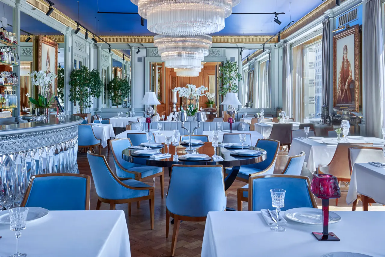 Outro ambiente do Restaurante Beluga, com interior moderno e atmosfera alinhada à proposta do restaurante de apresentar releituras contemporâneas da culinária russa.