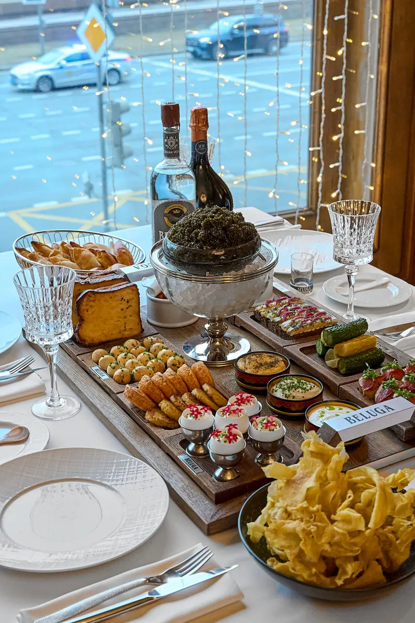 Prato servido no Restaurante Beluga, integrante da proposta gastronômica que inclui releituras autorais de receitas clássicas e especialidades típicas da visita opcional em Moscou.