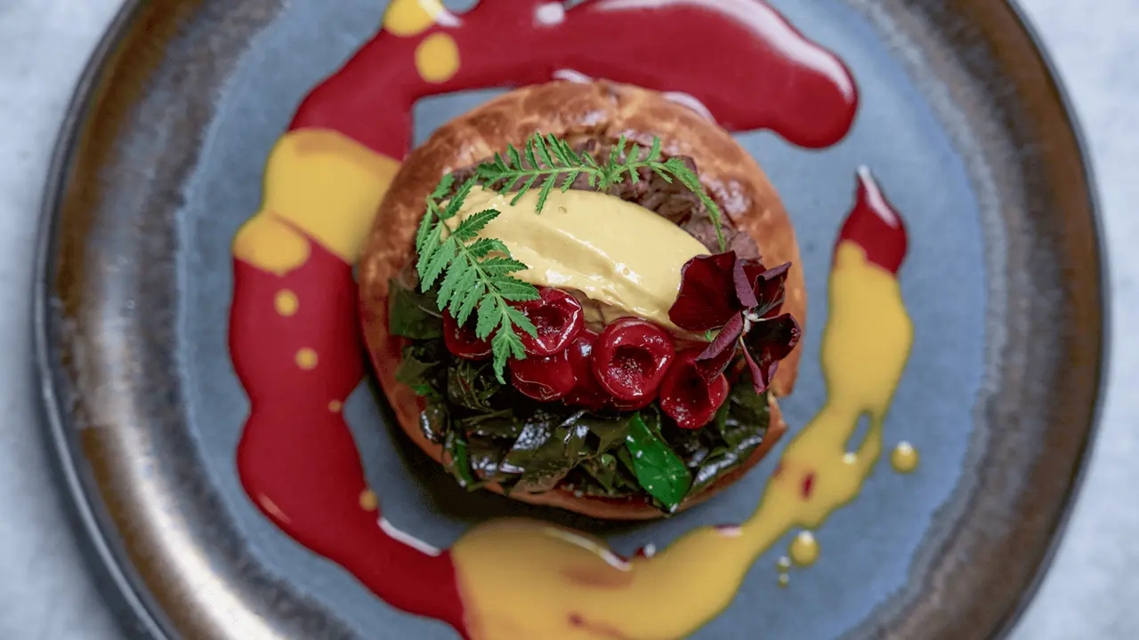 Outro prato apresentado no Restaurante Beluga, representando a combinação entre culinária russa contemporânea e a atmosfera refinada do local descrita na visita opcional.