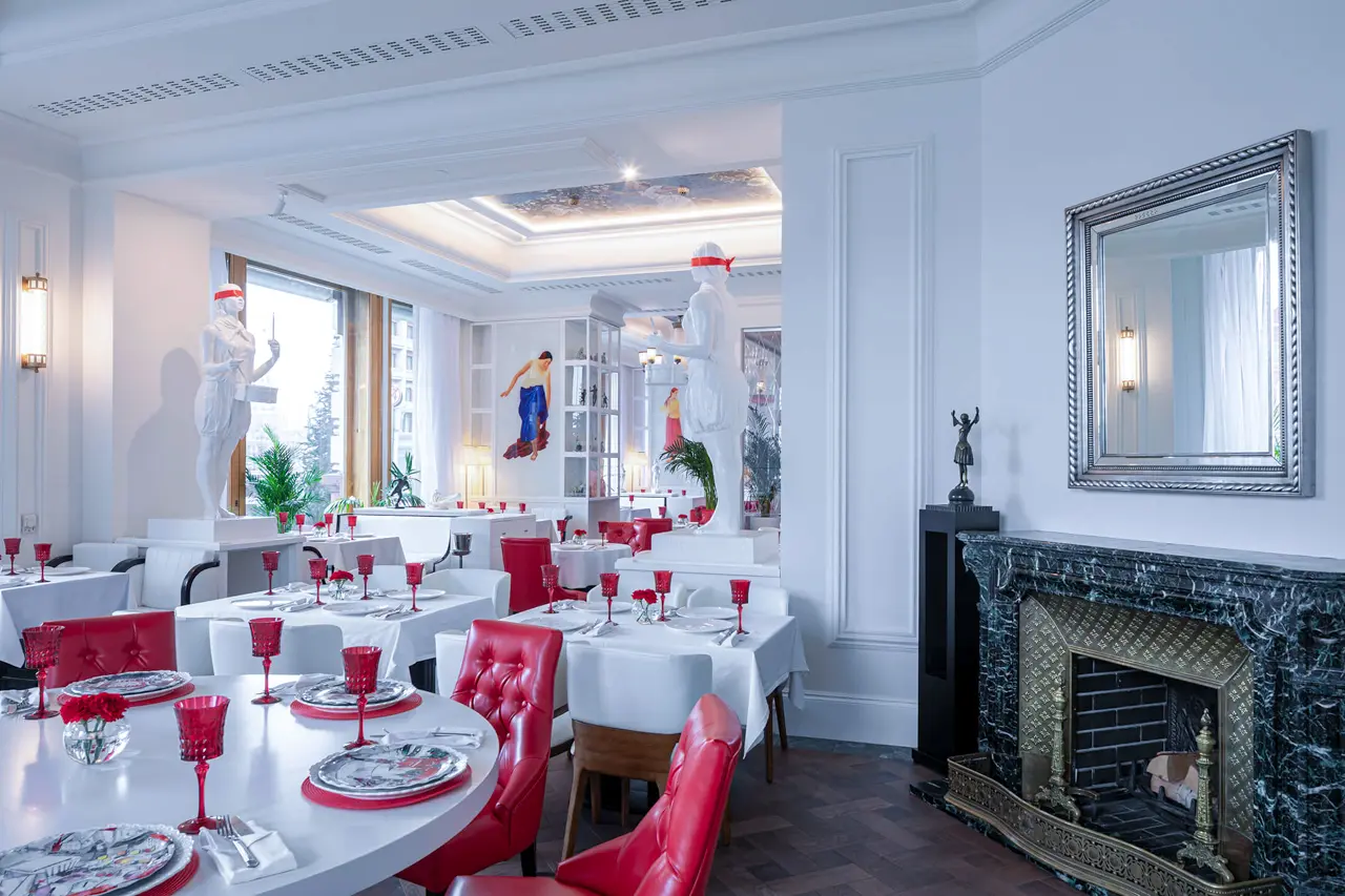 Interior do Grand Café “Dr. Jivago”, um restaurante-café moderno no centro de Moscou que oferece a autêntica culinária russa em uma interpretação sofisticada e vibrante.
