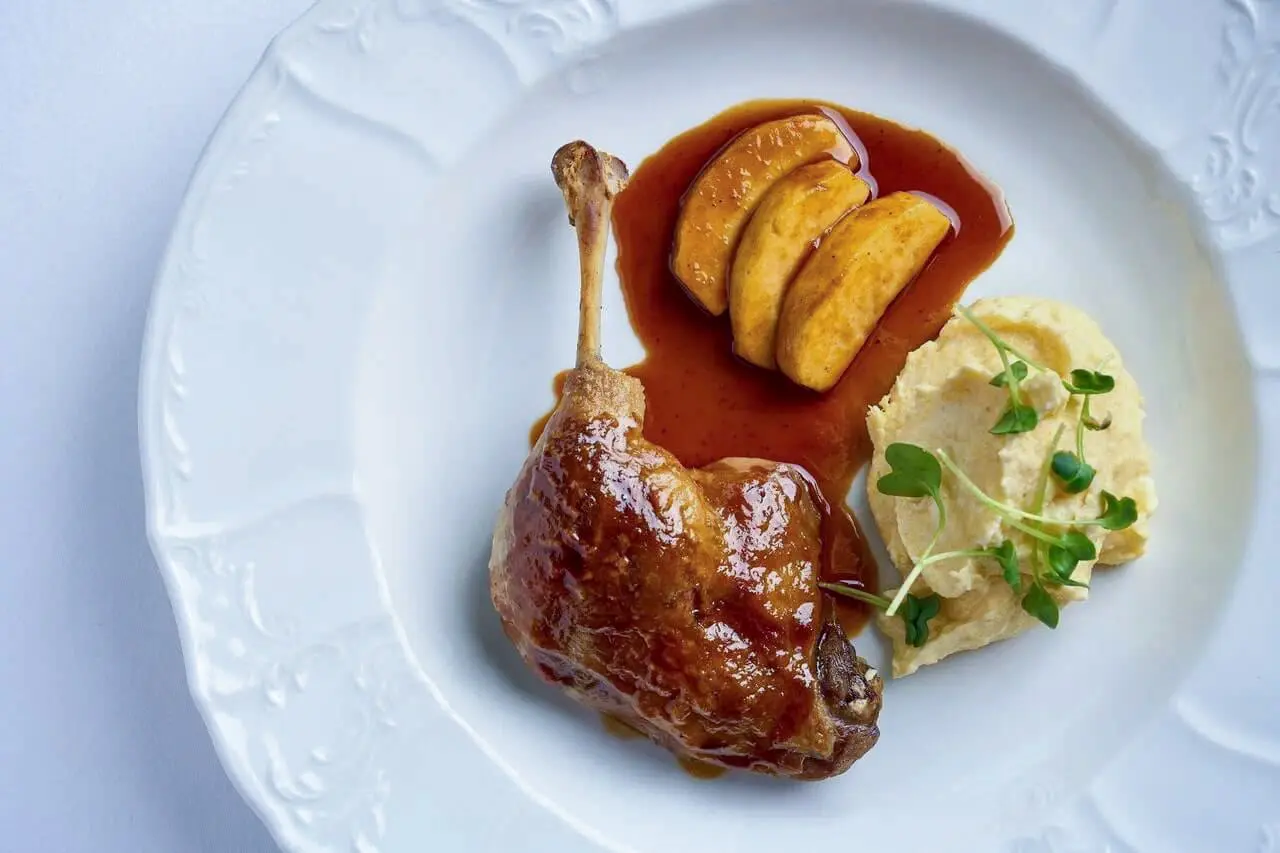 Prato servido no Grand Café “Dr. Jivago”, representando a proposta do restaurante de oferecer a autêntica culinária russa em uma interpretação sofisticada e vibrante.