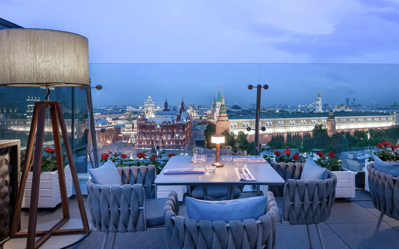 Interior do O2 Lounge by Genesis, um restaurante e bar no terraço do hotel Ritz-Carlton com vista panorâmica para o Kremlin e o centro de Moscou.