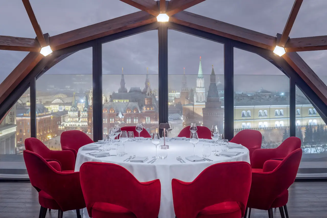 Outro ambiente do O2 Lounge by Genesis, situado no terraço do Ritz-Carlton, de onde se contempla o Kremlin e o centro de Moscou.