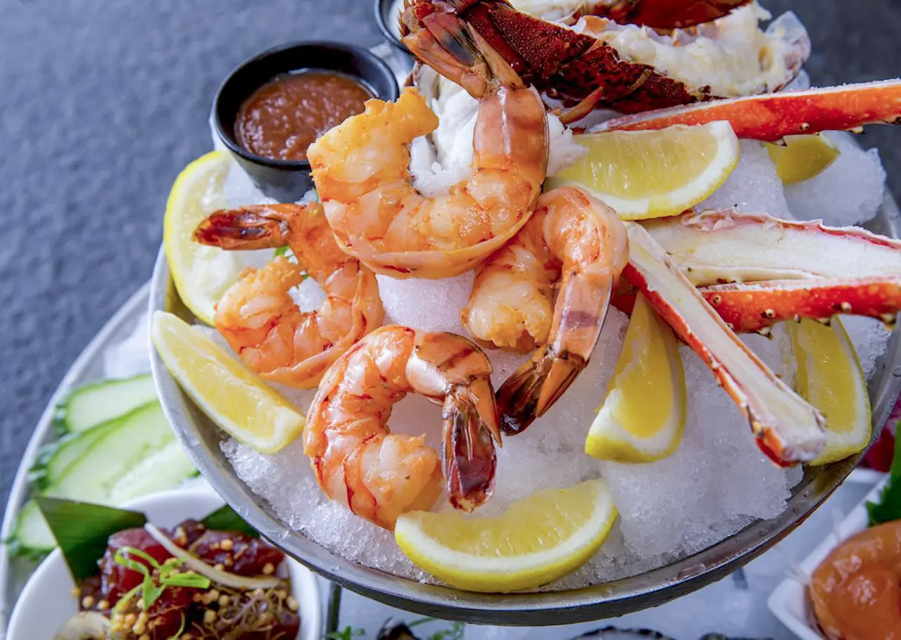 Outro prato servido no O2 Lounge by Genesis, parte da experiência gastronômica oferecida no terraço do Ritz-Carlton.