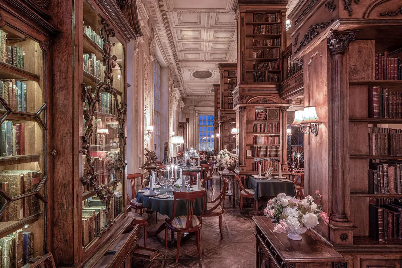 Interior do Café Pouchkine, um restaurante icônico de Moscou decorado como uma mansão do século XIX e símbolo da tradição gastronômica russa.