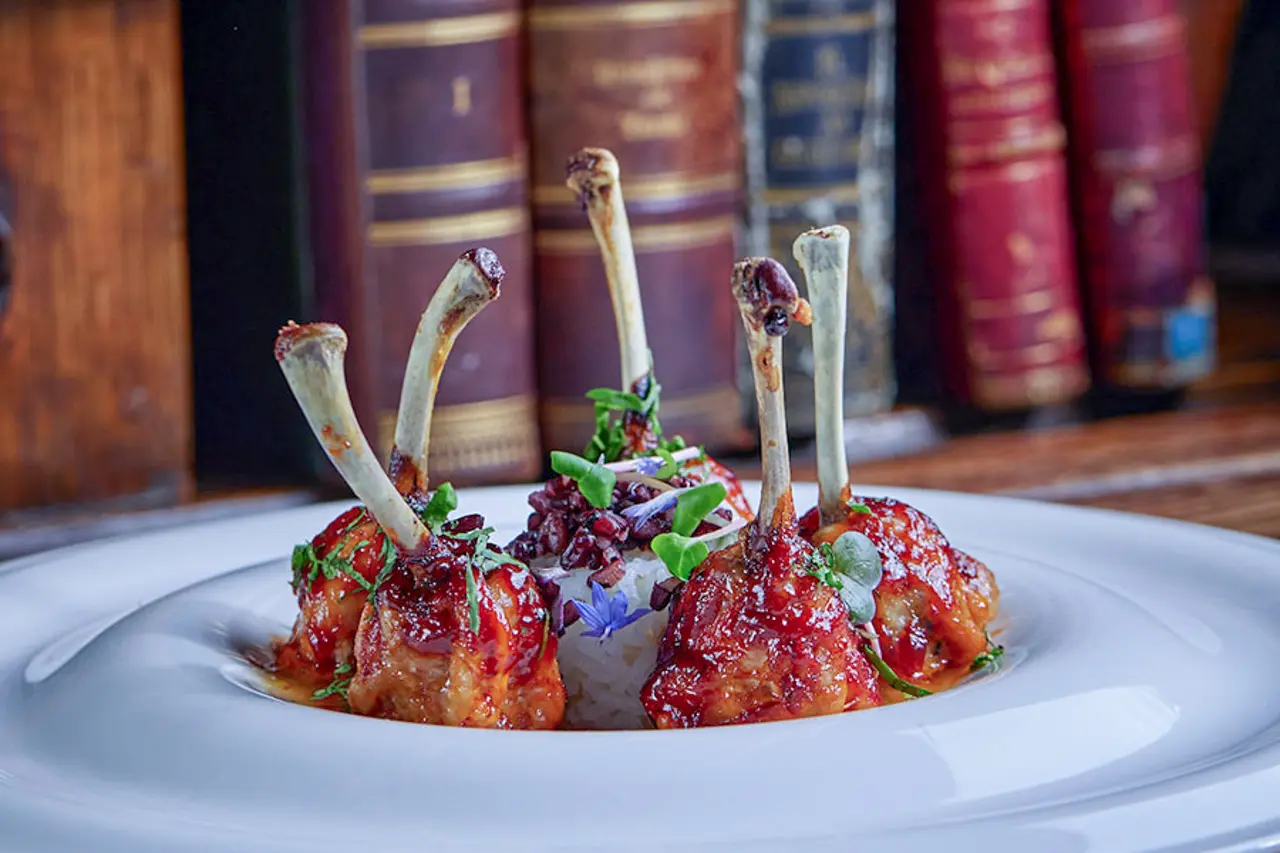 Prato servido no Café Pouchkine, representando a tradição gastronômica russa em um ambiente histórico inspirado no século XIX.