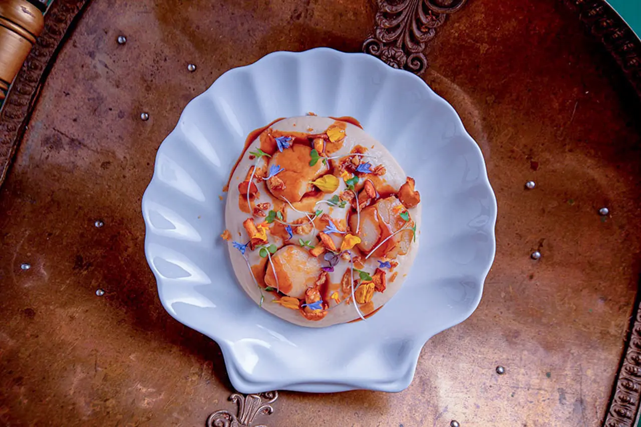 Outro prato apresentado no Café Pouchkine, exemplificando a experiência culinária russa em um dos restaurantes mais emblemáticos de Moscou.