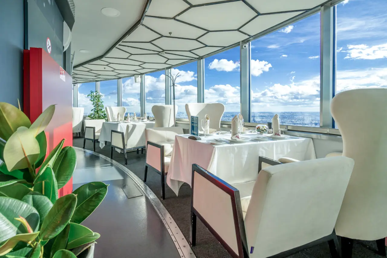 Interior do Restaurante “Sétimo Céu”, um restaurante panorâmico localizado na Torre de TV Ostankino, a mais de 300 metros de altura.