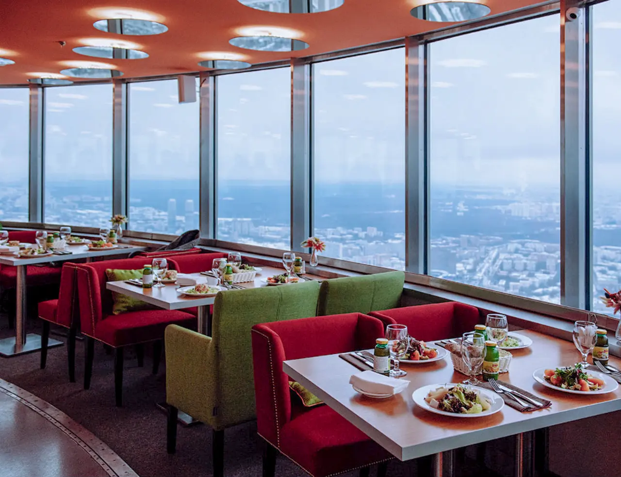 Outro ambiente do Restaurante “Sétimo Céu”, situado na Torre de TV Ostankino acima de 300 metros de altura, com vista panorâmica da cidade.