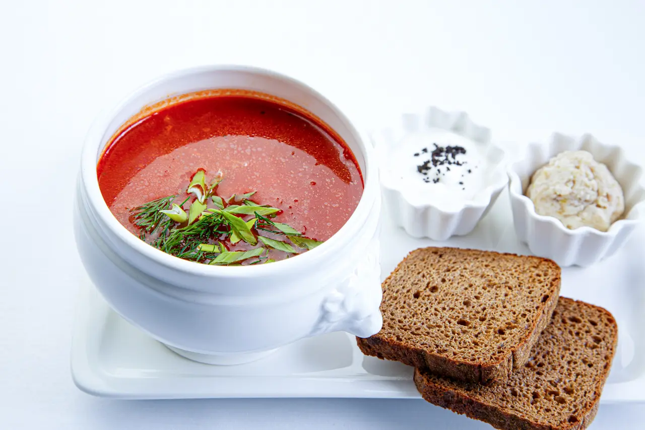 Prato servido no Restaurante “Sétimo Céu”, parte da experiência gastronômica oferecida no restaurante panorâmico da Torre de TV Ostankino.