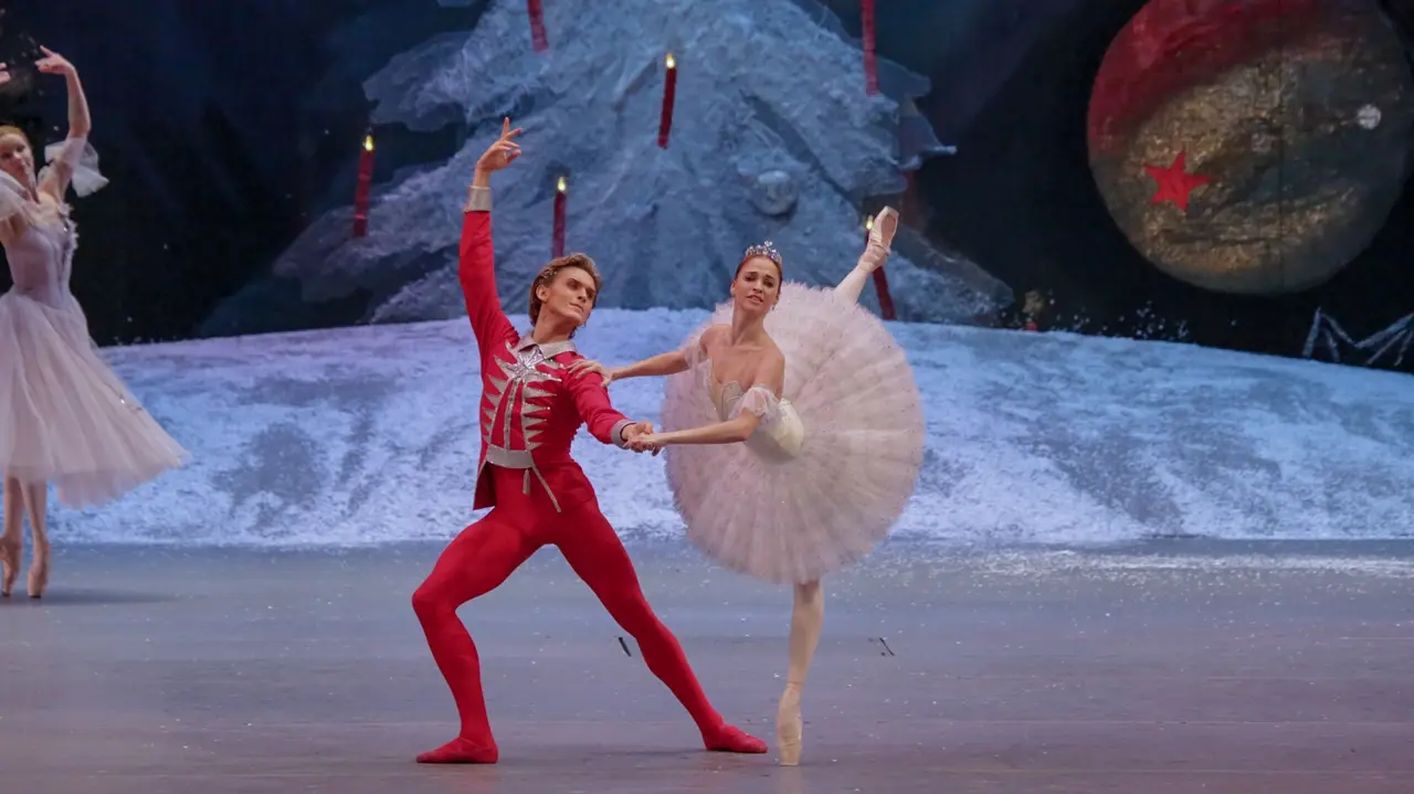 Outra cena de balé apresentada no palco do Teatro Bolshoi — Teatro Acadêmico Estatal Bolshoi da Rússia.