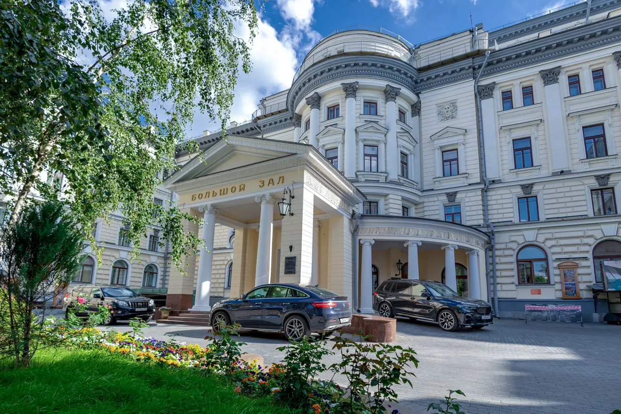 Fachada do Conservatório Estatal de Moscou P. I. Tchaikovsky, uma das principais escolas de música do mundo.