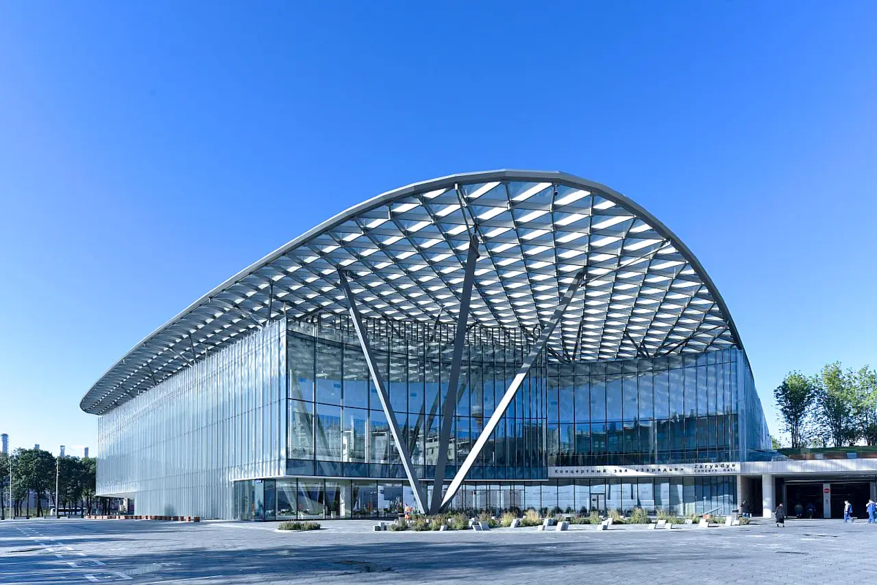 Fachada da Sala de Concertos Zariádie, um espaço cultural moderno de nível internacional no centro de Moscou.