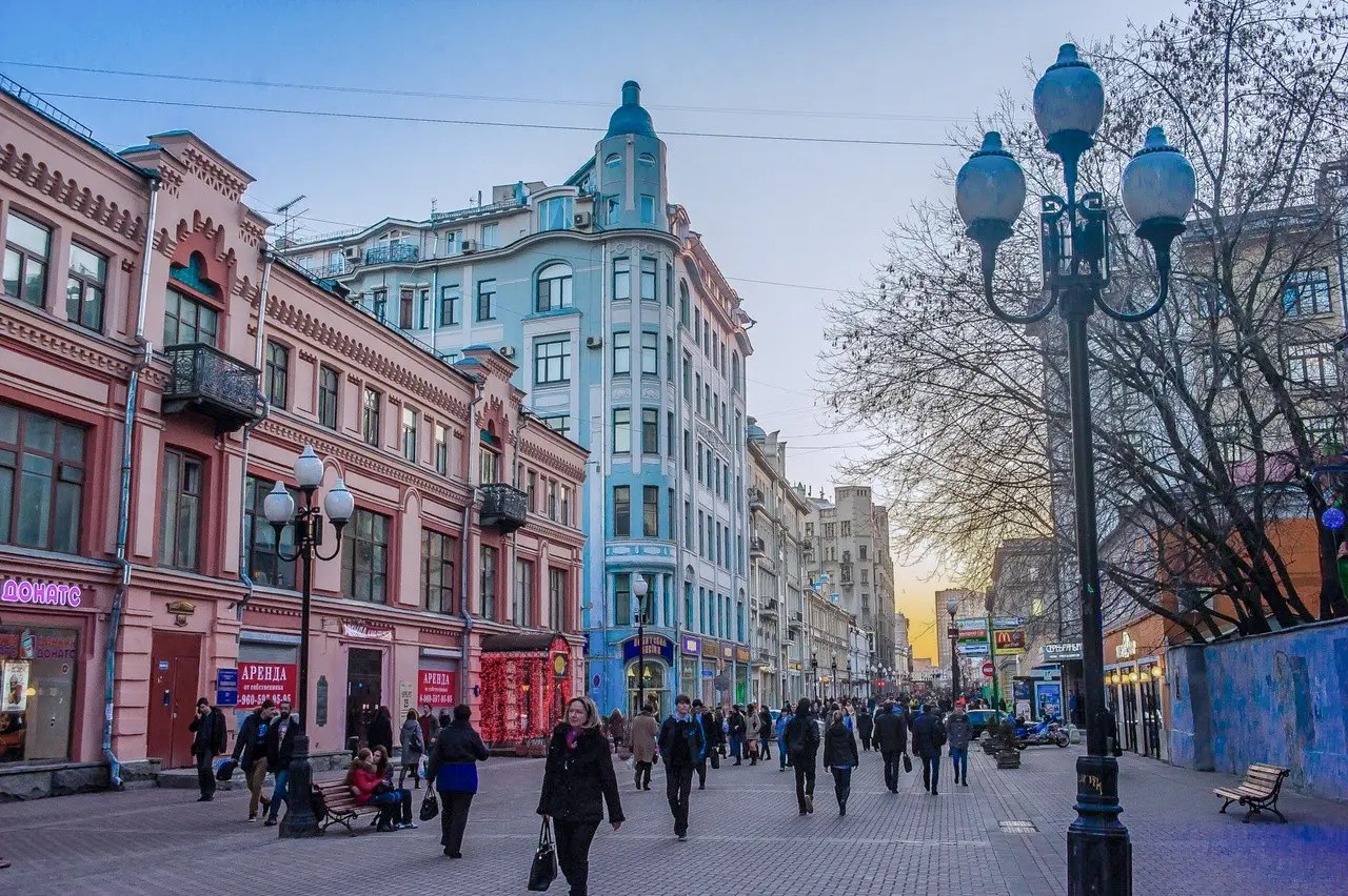 Rua Arbat. Trecho do antigo Arbat à noite, uma das ruas de pedestres mais famosas de Moscou e símbolo da cidade antiga.