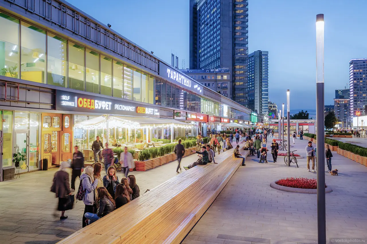 Rua Arbat. Trecho do Novo Arbat à noite, mostrando a parte moderna da região, iluminada e movimentada.