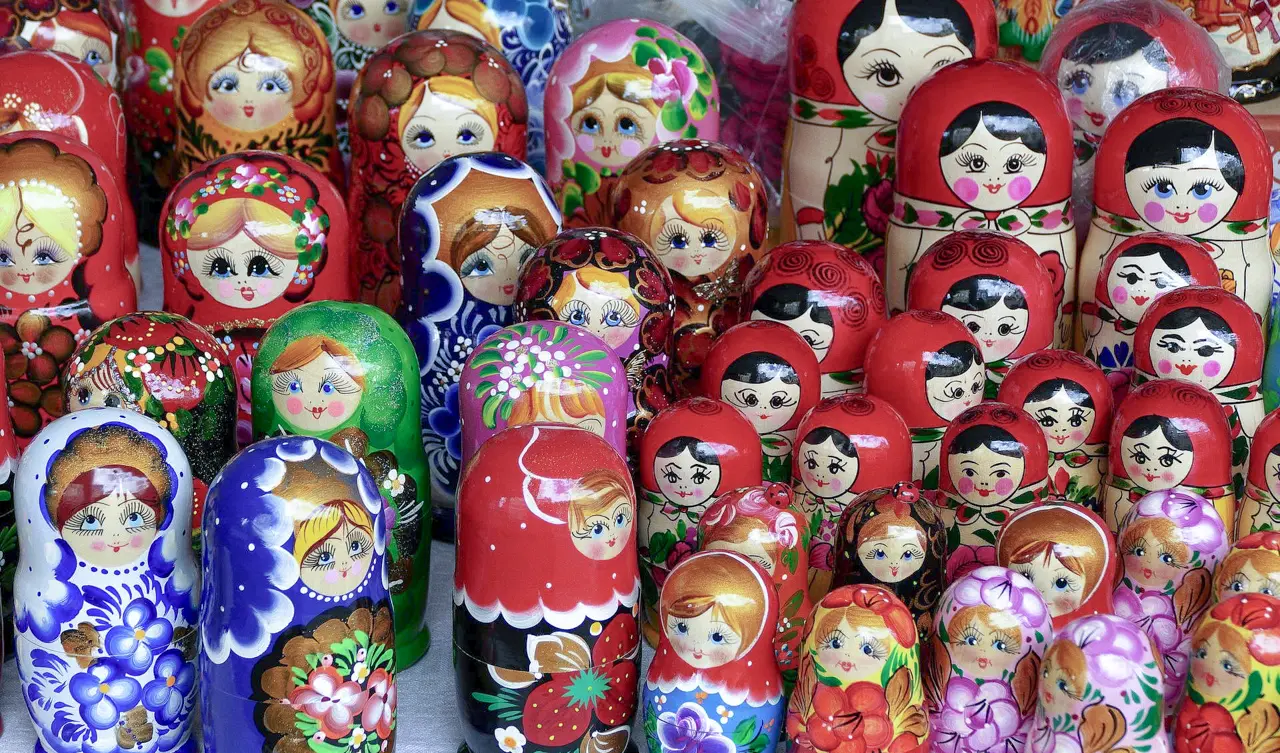 Rua Arbat. Matrioshka em detalhe, representando a grande variedade de modelos disponíveis para escolher aquela que mais combina com você.