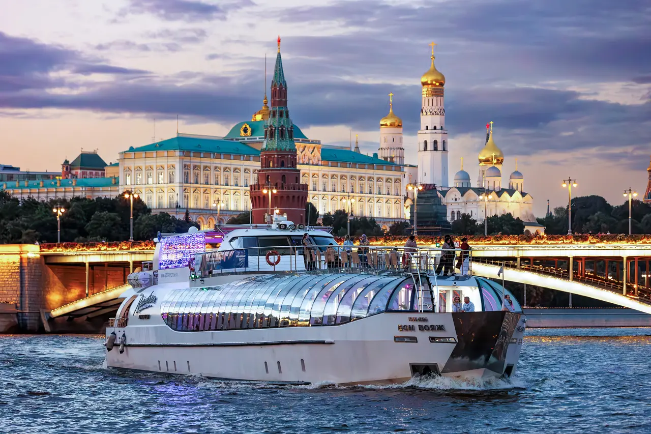 Flotilha “Radisson Royal”. Superiate Radisson Royal navegando com o Kremlin ao fundo, durante o passeio pelo Rio Moscou.