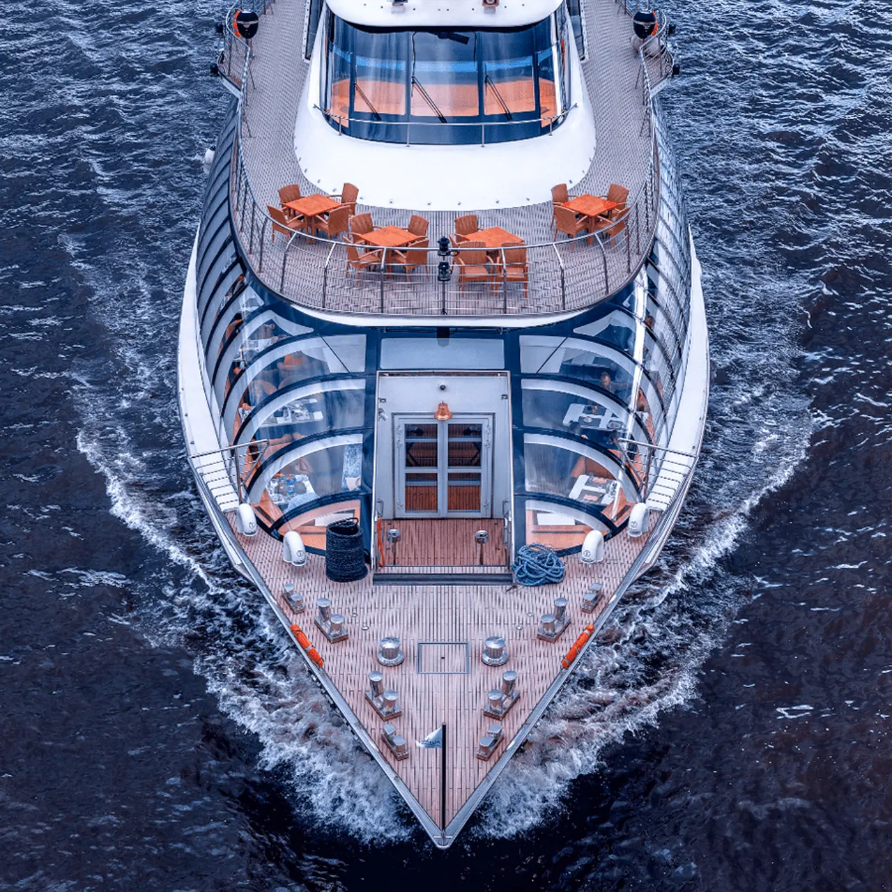 Flotilha “Radisson Royal”. Proa do superiate Radisson Royal durante o passeio pelo Rio Moscou.