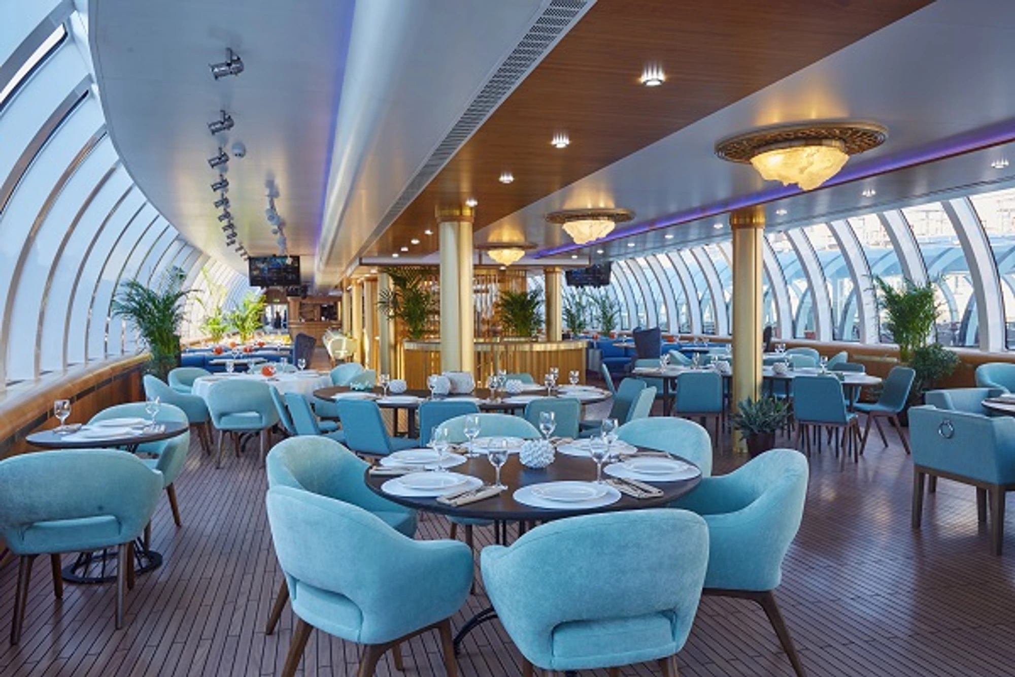 Flotilha “Radisson Royal”. Interior do restaurante do superiate Radisson Royal, onde são servidos pratos durante o cruzeiro ao longo do Rio Moscou.