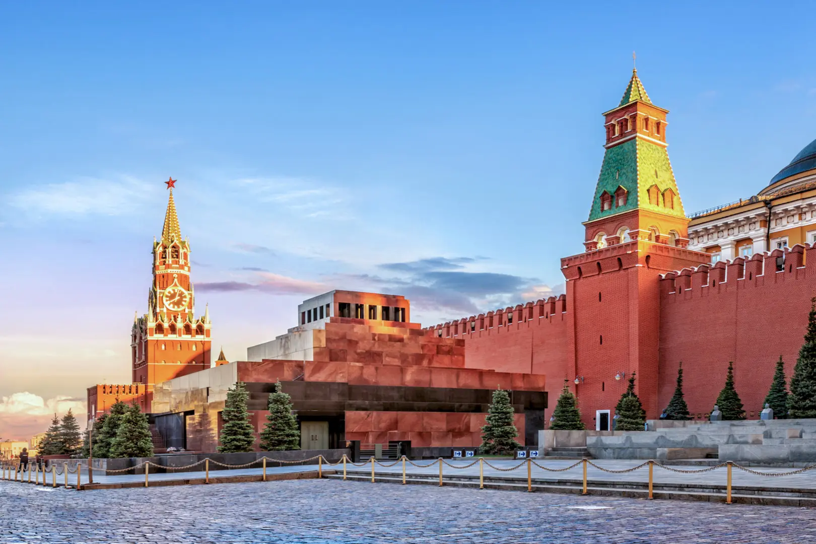 Mausoléu de Lênin. Um edifício austero na Praça Vermelha, onde repousa o corpo de Vladimir Lênin — fundador do Estado Soviético e líder da Revolução de Outubro de 1917.