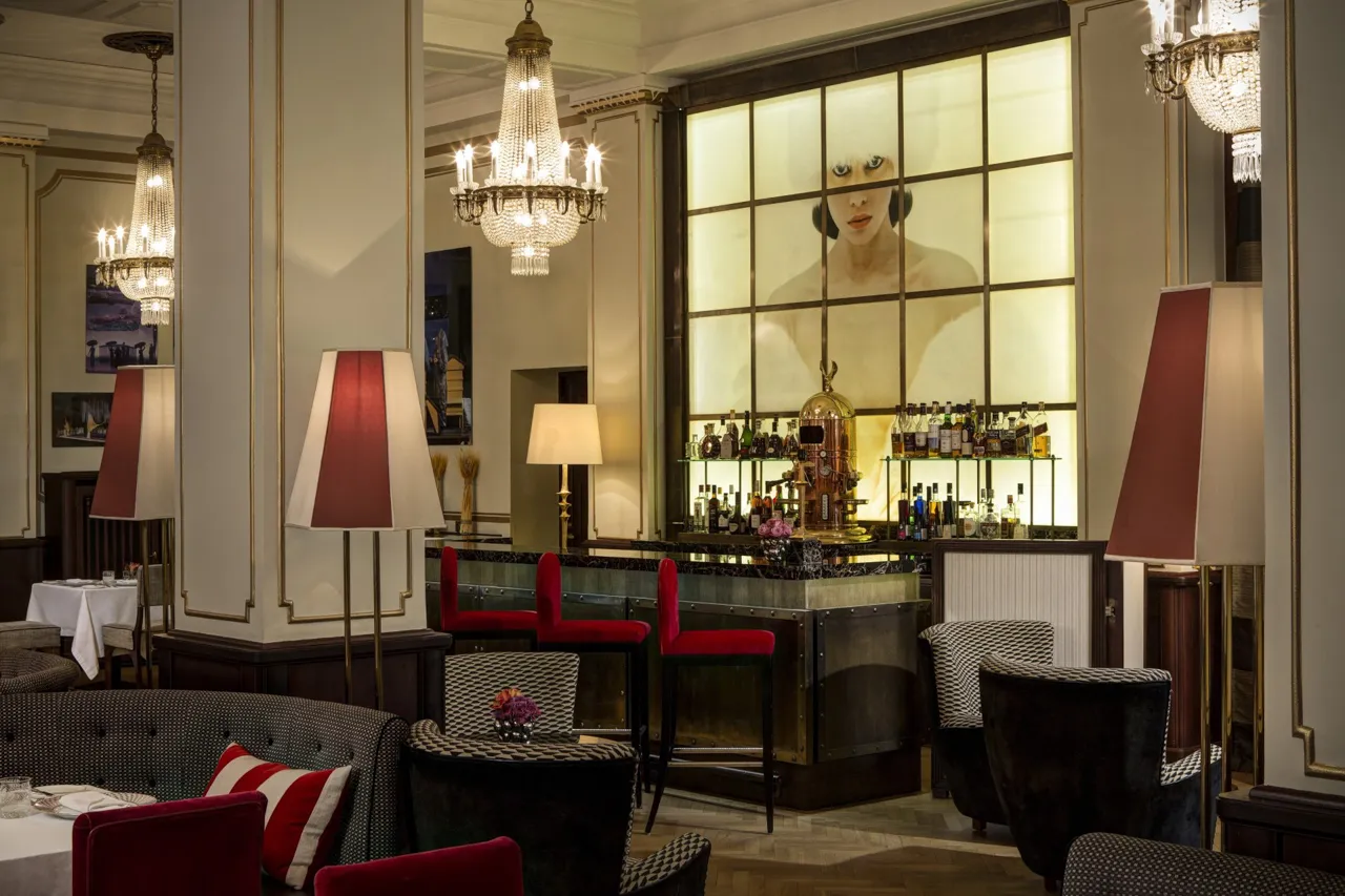 Interior do Restaurante Astoria, um restaurante elegante dentro do histórico Hotel Astoria em São Petersburgo, onde a tradição da culinária russa se une a uma atmosfera de requinte clássico.