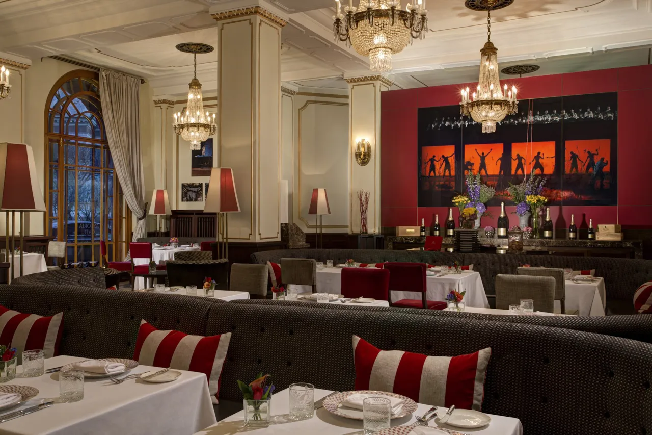 Outro ambiente do Restaurante Astoria, refletindo a união entre a culinária russa tradicional e o requinte clássico do histórico Hotel Astoria.