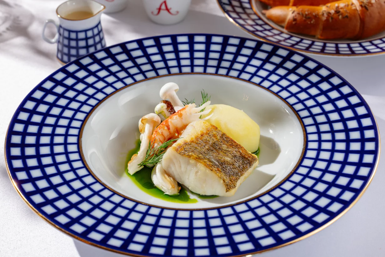 Prato servido no Restaurante Astoria, representando a proposta culinária russa em um ambiente de requinte clássico.