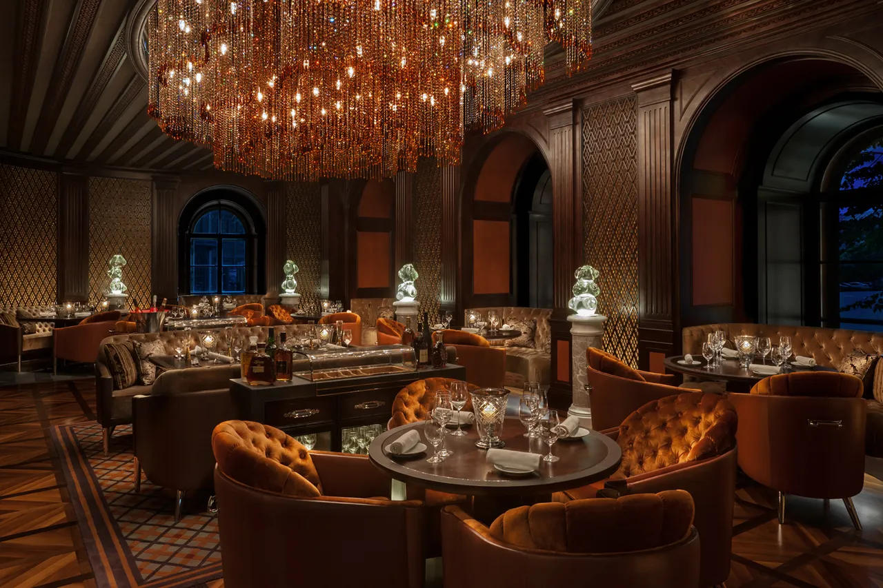 Interior do Restaurante Percorso, um restaurante italiano em São Petersburgo localizado no hotel Four Seasons Lion Palace, que combina alta gastronomia e um ambiente sofisticado.