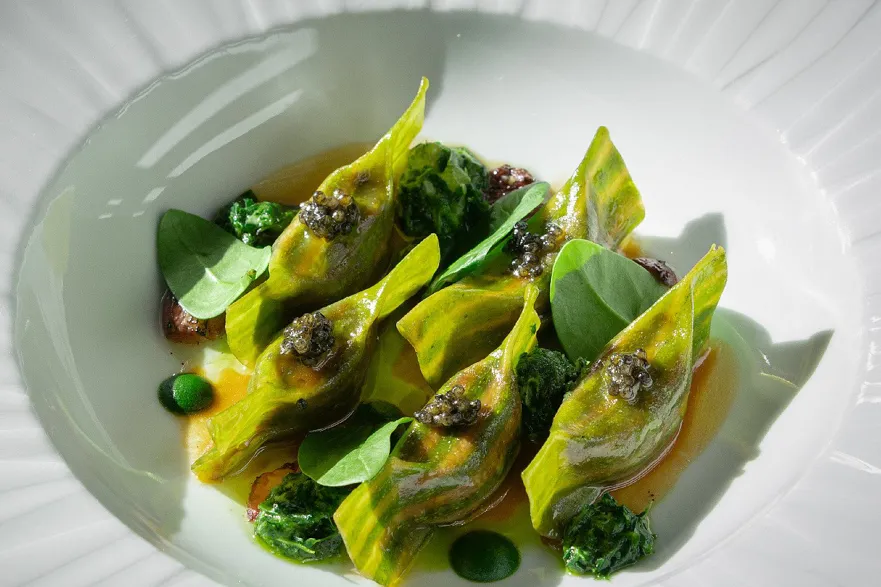 Prato servido no Restaurante Percorso, parte da experiência de alta gastronomia italiana oferecida no hotel Four Seasons Lion Palace.