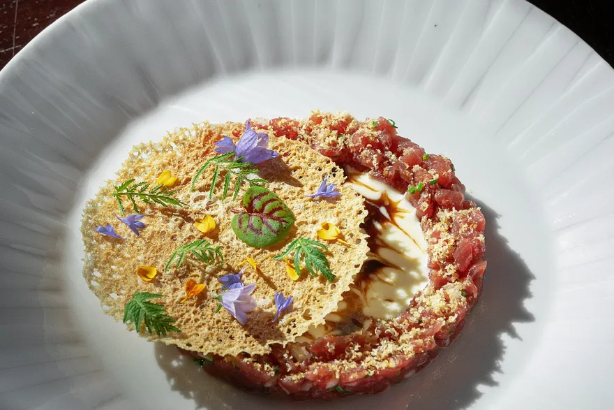 Outro prato apresentado no Restaurante Percorso, representando a culinária italiana sofisticada servida no Four Seasons Lion Palace.