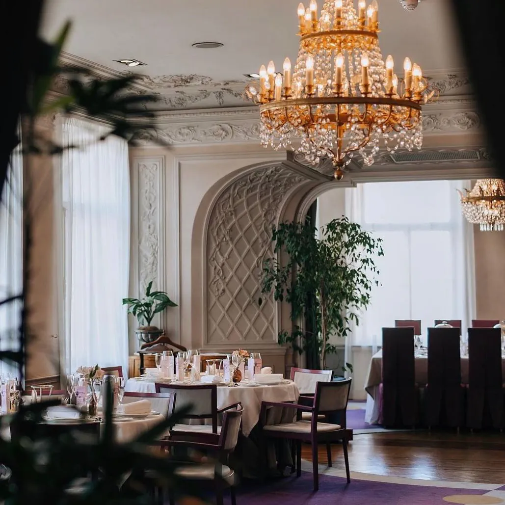 Interior do Restaurante “Palkin”, um dos restaurantes mais antigos e renomados de São Petersburgo e símbolo da tradição gastronômica aristocrática da cidade.