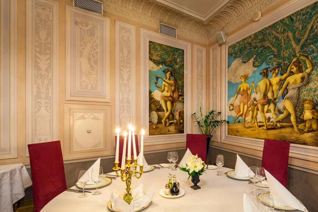 Outro ambiente do Restaurante “Palkin”, refletindo a tradição gastronômica aristocrática preservada ao longo de sua história.