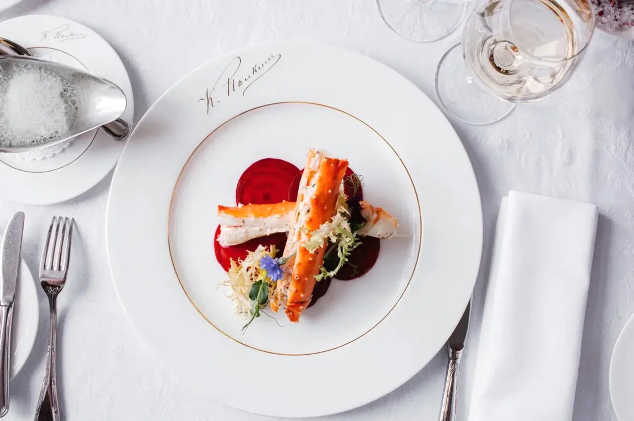Prato servido no Restaurante “Palkin”, parte da tradição culinária aristocrática de São Petersburgo.