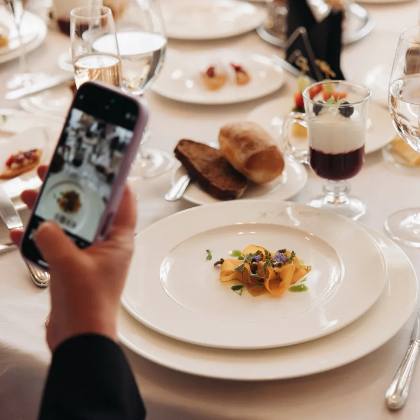 Outro prato apresentado no Restaurante “Palkin”, representando a cozinha sofisticada associada à história aristocrática do restaurante.