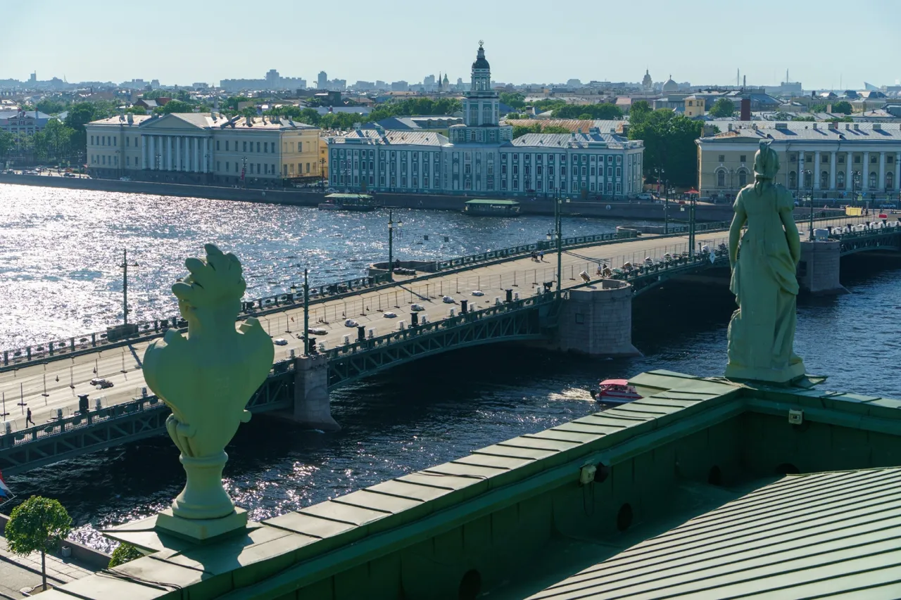 Ponte do Palácio vista de um dos ângulos panorâmicos em São Petersburgo.