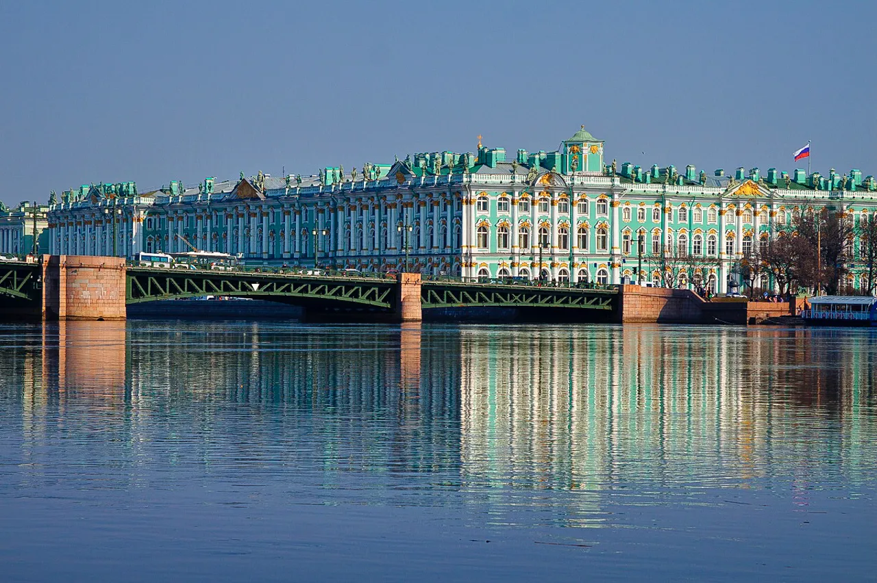 Terceiro ângulo panorâmico da Ponte do Palácio em São Petersburgo.