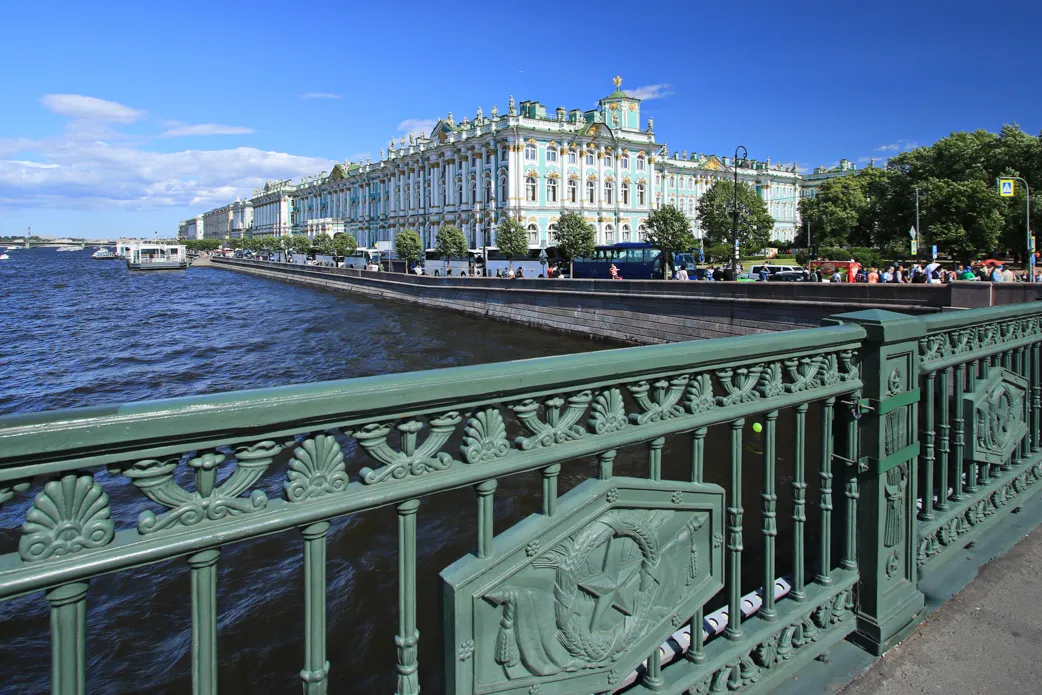 Quarto ângulo da Ponte do Palácio registrado a partir de outra perspectiva.