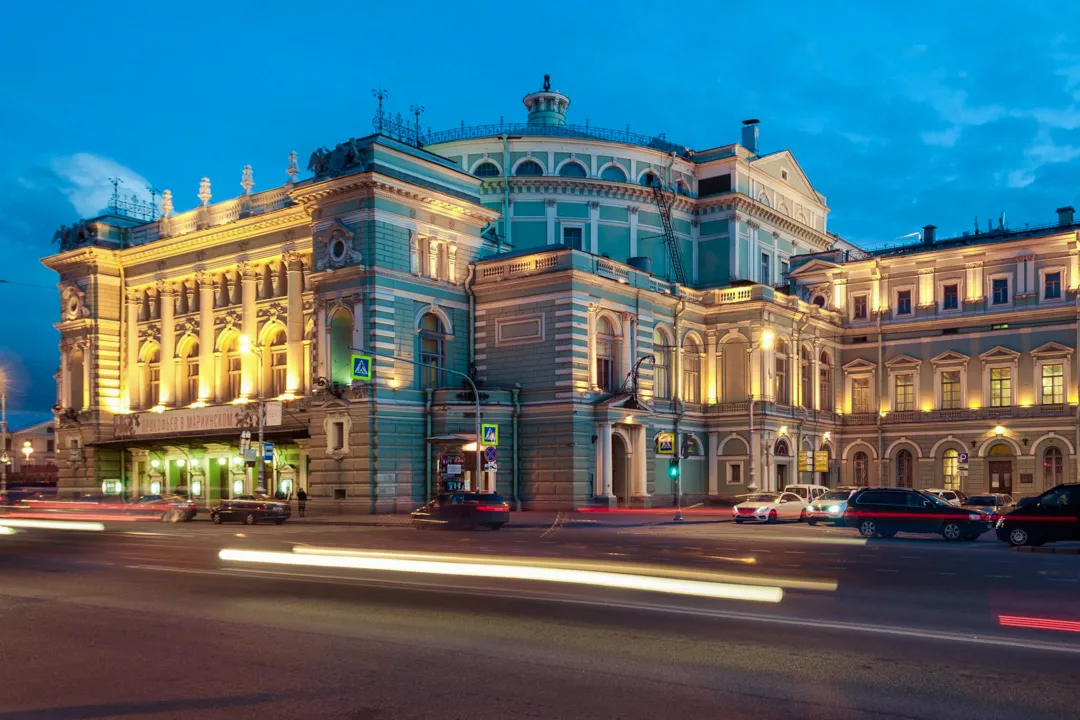 Fachada do Teatro Mariinsky Acadêmico Estatal em São Petersburgo, um dos principais teatros de ópera e balé do mundo.